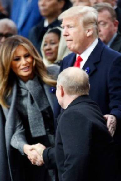 Putin se acercó a la primera dama estadounidense para saludarla a su llegada a la ceremonia celebrada esta mañana en el Arco de Triunfo de París.