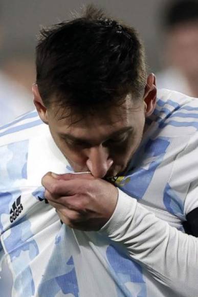 Leo Messi se besó el escudo de Argentina tras su primer golazo ante Bolivia.