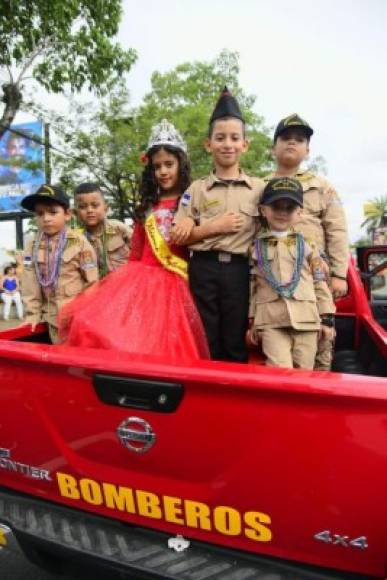 Los bomberos infantiles también participaron del desfile de carnaval de San Pedro Sula.
