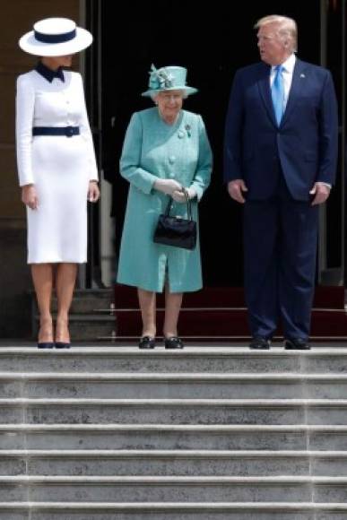 El ajustado look de Melania que resaltaba su figura cautivó a los británicos y a los expertos en moda. La ex modelo que cuida cada detalle de su estilismo, llevó en su maleta a Londres atuendos de diseñadores franceses e italianos, dejando de lado la moda británica por la que se decantan Kate Middleton y Meghan Markle.