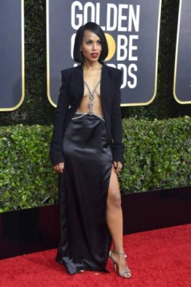 Kerry Washington lució un corpiño de pura joyería cubierto solo con una chaqueta abierta que dejaba ver su torso desnudo.