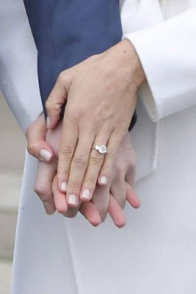 La espectacular joya cobró gran protagonismo frente a los flashes de los fotógrafos. Al igual que pasó con el anillo de Kate Middleton las casas de joyería se afanarán, desde hoy, en producir réplicas exactas del anillo de compromiso de Meghan Markle.<br/>