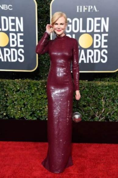 La actriz y productora estadounidense de origen australiano Nicole Kidman deslumbró con un vestido color rojo vino.