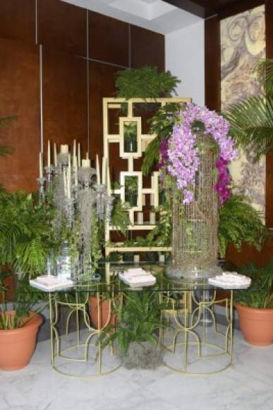 Las artistas Susana Prieto fue la organizadora y diseñadora floral. Jacqueline Cabrera dio vida a la espectacular ornamentación. Irela Pérez veló por la logística y buen desarrollo de la recepción.
