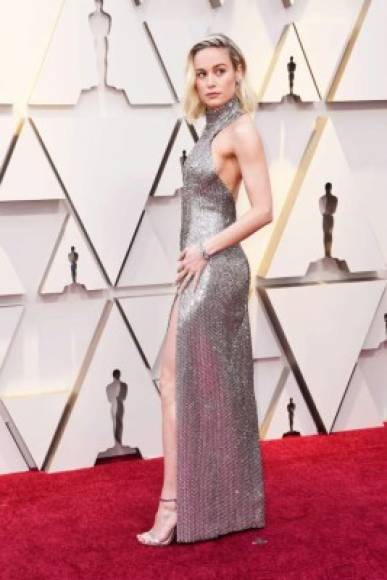 Brie Larson, protagonista de Capitán Marvel, deslumbró con un vestido plateado que resaltaba su esbelta figura.