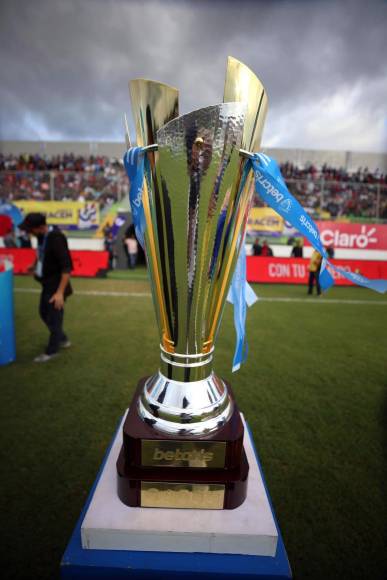 Esta es la bella Copa Betcris que se llevará el campeón del Torneo Apertura 2022.