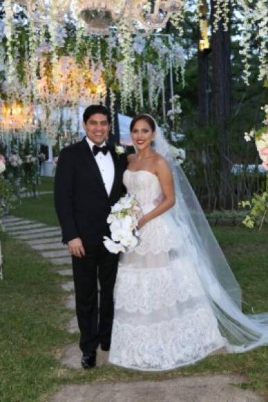 Julissa & José <br/>En la catedral San Miguel Arcángel se juraron amor. La recepción fue en Villa Estela en Valle de Ángeles, en un marco escenográfico idílico.