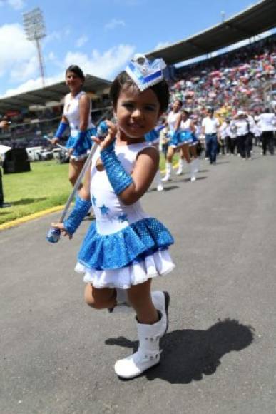 Una pequeña que robó las miradas en el estadio nacional Tiburcio Carias Andido.