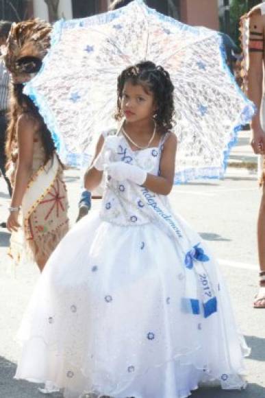 En municipios como Choloma, San Pedro Sula, La Ceiba y El Progreso, entre otros, las instituciones educativas realizan desfiles en honor a Honduras y lucen sus mejores galas para rendir tributo a su Independencia.