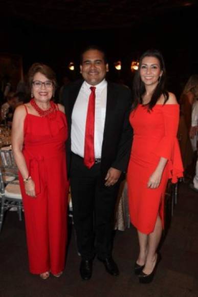 Maybelle Brevé Travieso con Óscar y Gina Carrión.