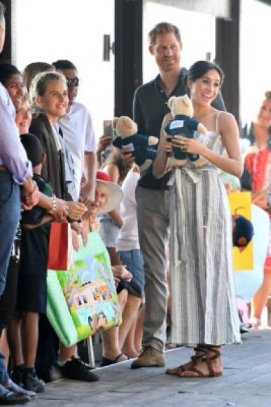 Tras el merecido reposo Meghan Markle se unió a su esposo para saludar a las personas que los esperaban en la isla de Fraser, en la costa este de Australia.