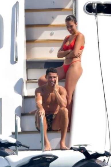 Cristiano Ronaldo aprovechó el parón de la fecha FIFA para escaparse con Georgina Rodríguez a la isla Saint-Tropez. Fotos Grosby Group