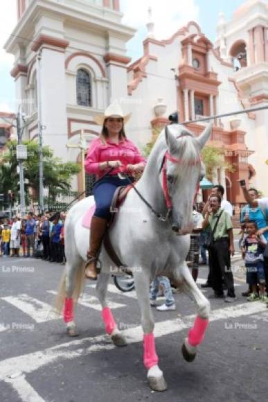 Las mujeres mostraron también su destreza sobre los caballos.