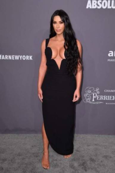 Kim Kardashian llevó un atrevido vestido negro de Versace con un escote hasta la cintura. La empresaria fue una de las presentadoras de los premios.