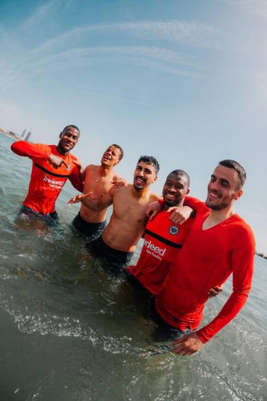 Los jugadores aprovecharon el sol que lucía en la ciudad de Barcelona para darse un chapuzón.