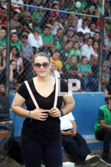 Una bella chica en el campo del estadio John F. Kennedy de Ocotepeque.