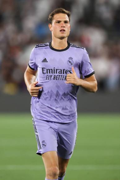 La llegada de Iker Bravo, del Bayer Leverkusen, al Real Madrid podría facilitar la salida de Juanmi Latasa. El delantero es uno de los objetivos del Getafe, que negocia con el futbolista y que quiere tenerlo en sus filas para esta temporada.