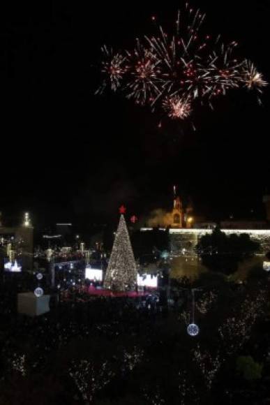 En Belén, cuna de la cristiandad, los festejos navideños iniciaron el sábado con el tradicional encendido de la iluminación del gran árbol decorado en la Plaza del Pesebre, frente a la Basílica de la Natividad.