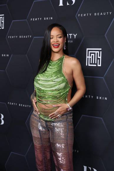 “Te pones algo de ropa y es como, cuando te ves bien, te sientes bien”, continuó Rihanna.