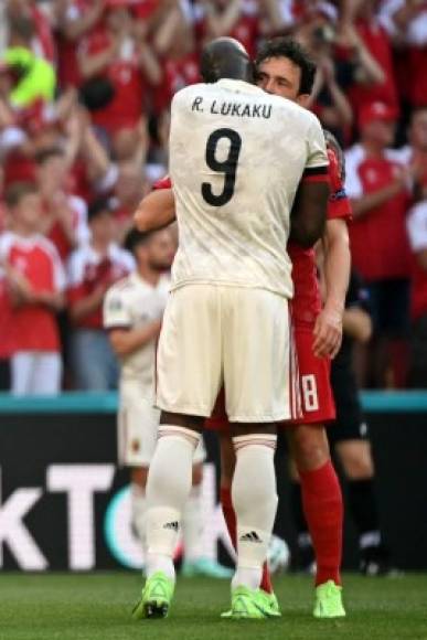 Romelu Lukaku le dio un sentido abrazo al jugador danés Thomas Delaney.<br/><br/>Foto AFP