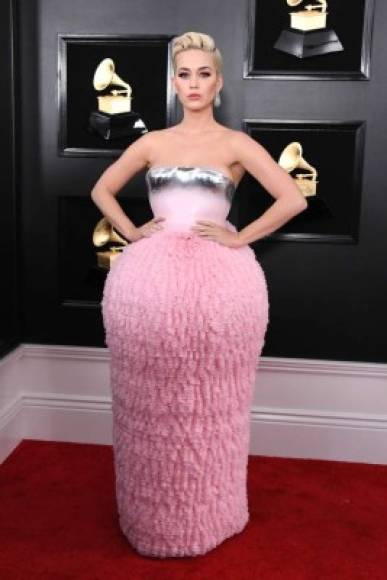 Katy Perry acaparó la atención con un vestido strapless con una extravagante falda de tul firmado por la casa de moda francesa Balmain.