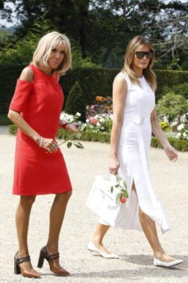 La primera dama francesa optó por un vestido rojo para la cita con las esposas de los líderes mundiales.