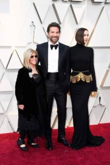 Bradley Cooper llegó acompañado por su pareja, Irina Shayk, y su madre, Gloria Campano.