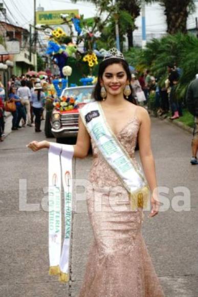 La belleza femenina no pudo faltar en el desfile.