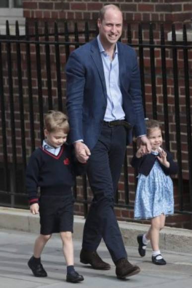 El bebé desplaza un escalón -hasta el sexto- al hermano de William, el príncipe Harry de Inglaterra, en la línea de sucesión al trono que ocupa su bisabuela Isabel II, de 92 años. <br/>