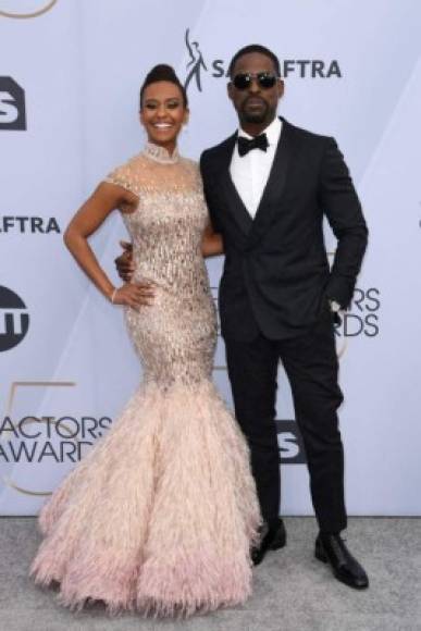 La estrella nominada Sterling K. Brown (d) y su esposa Ryan Michelle Bathe.