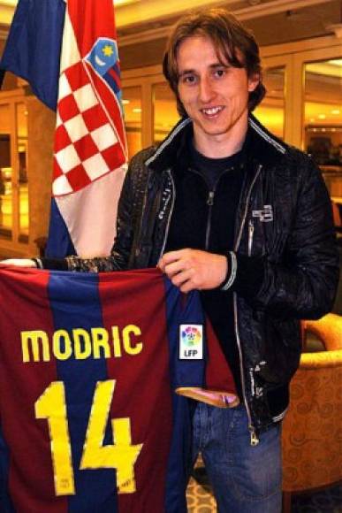 Cuando Modric fichó con el Real Madrid, los aficionados del Barcelona sacaron esta foto con la camiseta del cuadro culé aduciendo que la simpatía del croata era por los azulgranas.