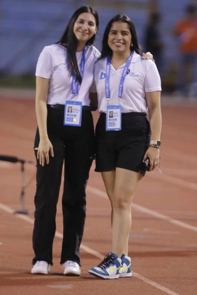 ¡Bellezas! Andrea Zulay (izquierda) y Karen Gissell (derecha) robaron suspiros en el estadio Olímpico durante el Real España vs UPN.
