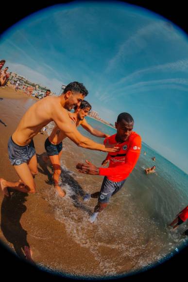 Los jugadores del club alemán se relajaron en la playa de La Barceloneta tras eliminar al Barça de la Europa League.