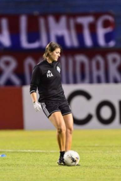 La bella fisioterapeuta Hilary Obert fue una sensación en la cancha del estadio Olímpico durante el calentamiento del Seattle Sounders.