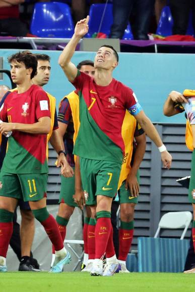 Cristiano Ronaldo levantó un brazo y miró hacia el cielo, dedicando el gol a su hijo fallecido.