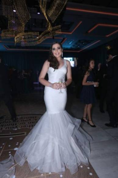 Con un espectacular vestido blanco corte sirena, la guapísima Giuliana Casmiciottoli fue otra las mejor vestidas de la graduación de la EIS.