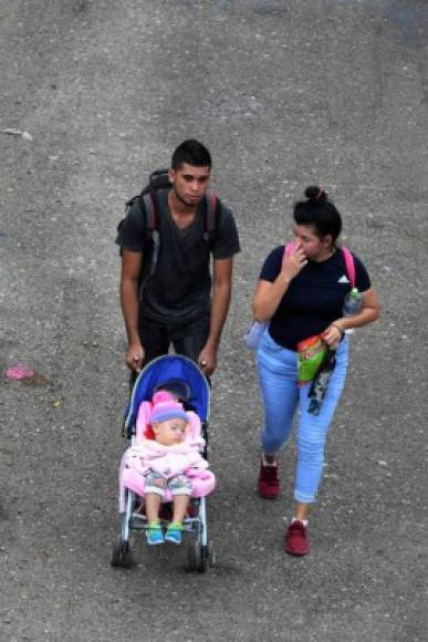 En la nueva caravana viajan varias familias migrantes. El presidente estadounidense, Donald Trump, afirmó ayer que no contempla volver a separar a las familias detenidas en la frontera, una de sus políticas antiinmigratorias más criticadas por organizaciones de Derechos Humanos.