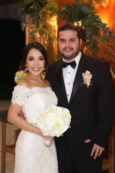 Marcia & Daniel <br/>El casamiento Kattán Pineda fue un acontecimiento para gente joven y alegre de la ciudad. La pareja escogió el Centro Social Hondureño Árabe.
