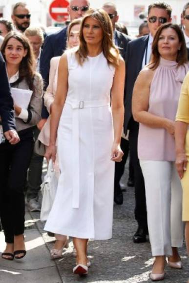 Melania optó por un vestido minimalista blanco que ajustó con un cinturón a la cintura. La ex modelo cambió sus tradicionales stilettos por unas bailarinas blancas para el recorrido por el pintoresco pueblo.