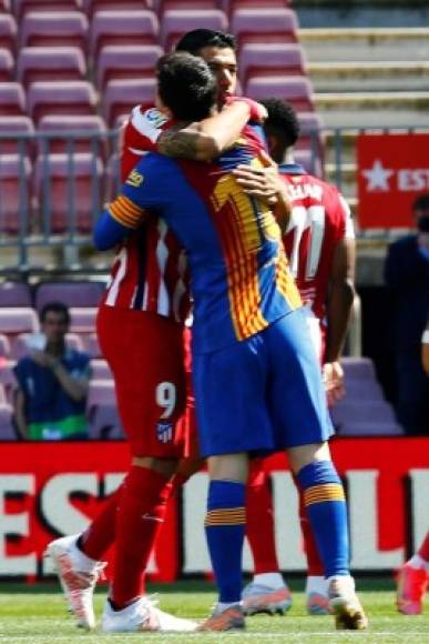 Messi y Suárez se dieron un emotivo abrazo previo al comienzo del partido.