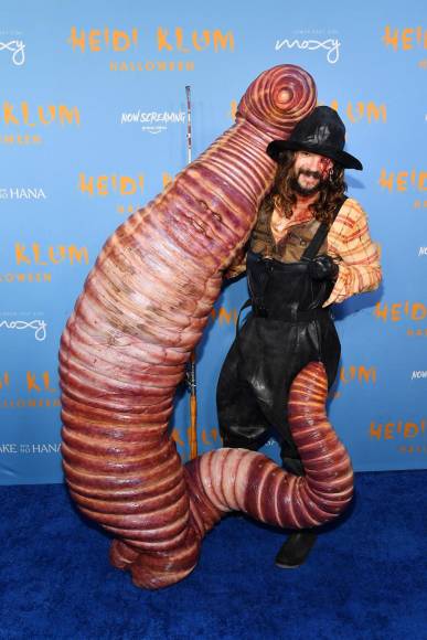 Heidi Klum estuvo acompañada de su esposo Tom Kaulitz, en la alfombra roja de su fiesta. El integrante de la banda Tokio Hotel se disfrazó de pescador. <br />