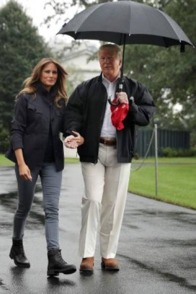 El gesto de Trump para con su esposa no pasó desapercibido ya que en el pasado ha recibido fuertes críticas por dejar a la ex modelo atrás en días lluviosos.