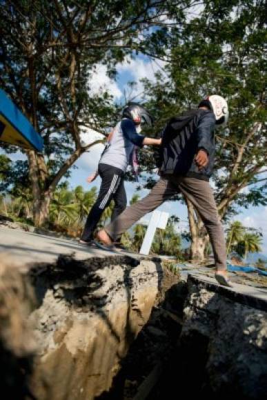 Las casas, edificios y calles están destrozadas. Tom Lembong, un responsable gubernamental, dijo que el presidente indonesio, Joko Widodo, les autorizó a aceptar ayuda internacional de urgencia para responder al desastre.