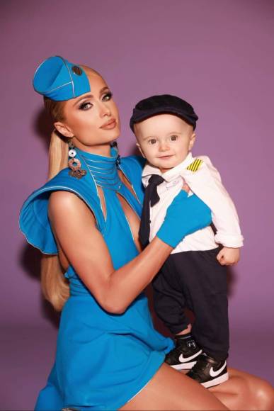 Por otro lado, Paris Hilton recreó el estilo de Britney Spears a la perfección en su traje de azafata vestida de azul, igual al que la cantante lucio en su video musical “Toxic”.