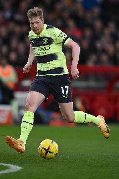 Volante: Kevin De Bruyne quedó ubicado en el mejor once del año en los premios The Best”. El belga ganó la Premier League con el Manchester City.