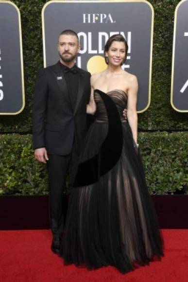 Biel llegó de la mano de su esposo, Justin Timberlake, quien también se puso a tono vistiendo completamente de negro.<br/>