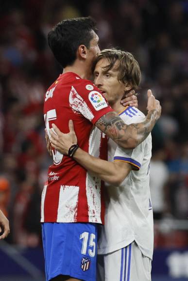 Stefan Savić y Luka Modric se abrazan al final del partido.