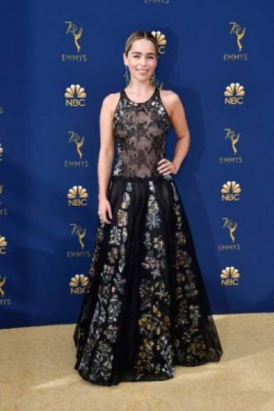 La actriz de GOT Emilia Clarke fue otra que no encantó con este vestido con demasiados detalles y transparencias en la parte superior.