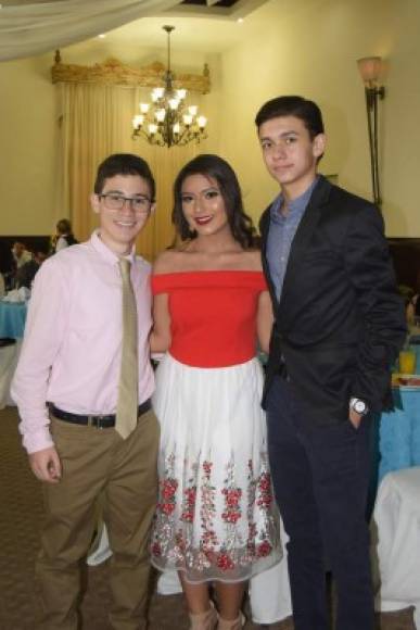 Samuel Santos, Vicky Hernández y José Mejía.