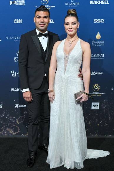 El defensa brasileño del Manchester United, Casemiro, y su esposa Anna Mariana posan a su llegada a la ceremonia de los premios Globe Soccer Awards en Dubai.